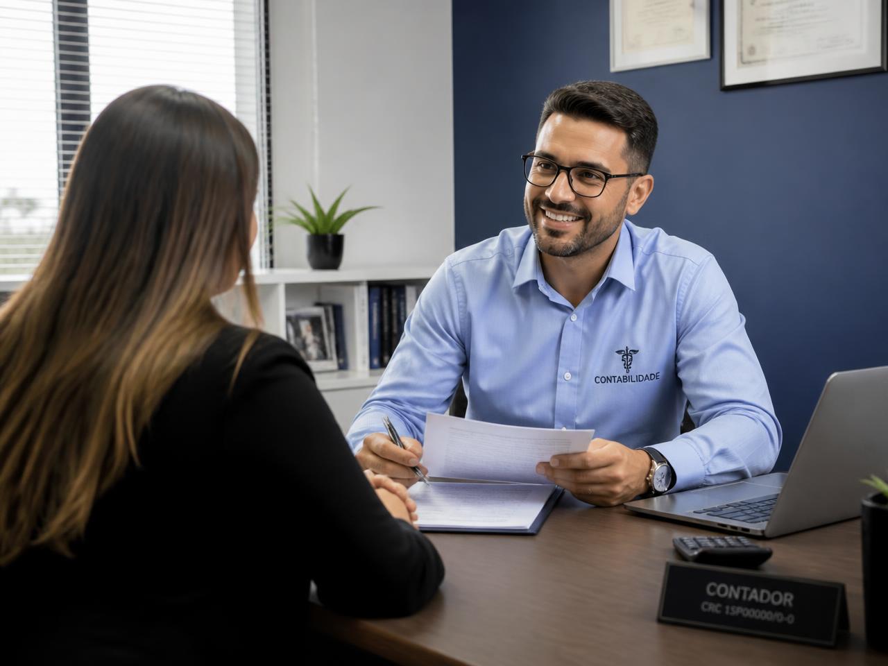 Contador habilitado analisando documentos com cliente durante atendimento
